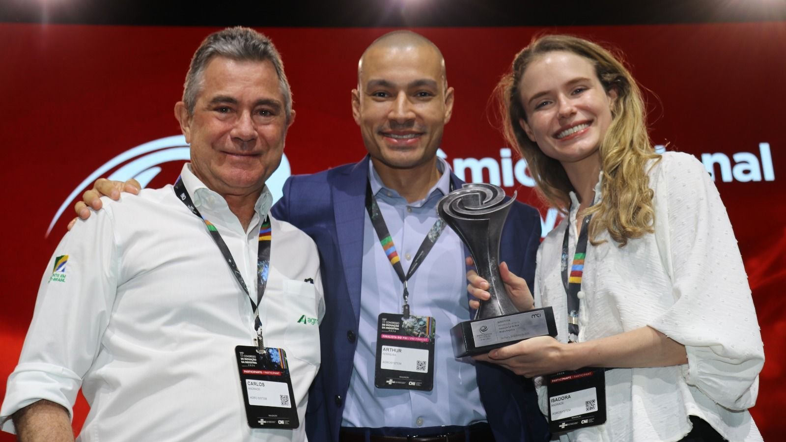 Equipe Agrosystem com o troféu do Prêmio Nacional de Inovação
